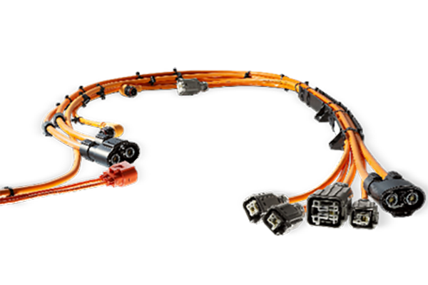 新能源高壓線(xiàn)束是指用于傳輸高壓電力和信號(hào)的電線(xiàn)束，通常用于電動(dòng)汽車(chē)、混合動(dòng)力汽車(chē)和其他新能源設(shè)備中。與傳統(tǒng)汽車(chē)相比，新能源車(chē)輛使用更高電壓的電力系統(tǒng)，因此需要使用高壓線(xiàn)束來(lái)傳輸電能。